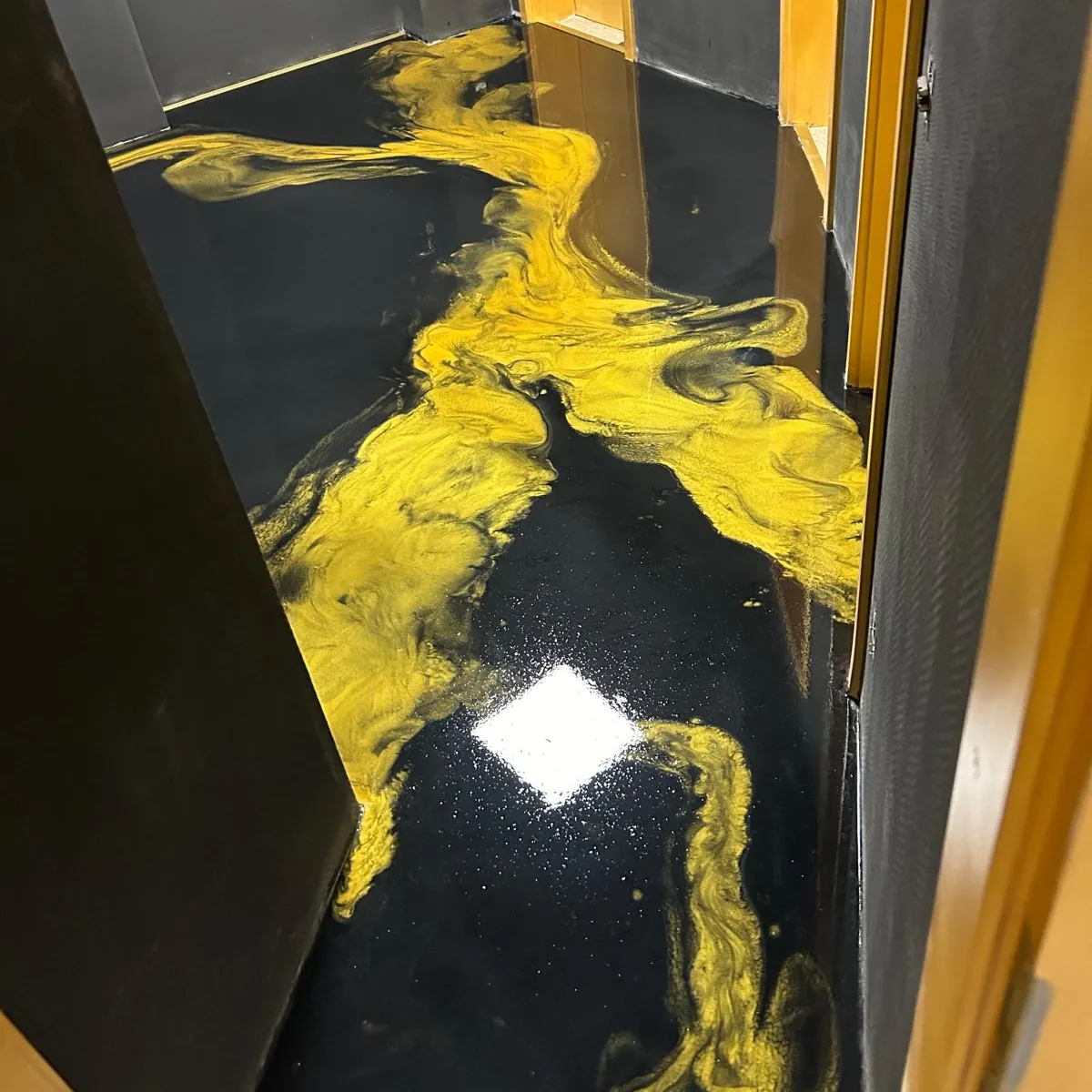 Nachher: Metallic Schwarz-Gold im Flur