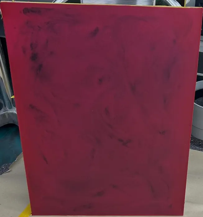 Musterfläche Bordeaux mit schwarzen Schlieren