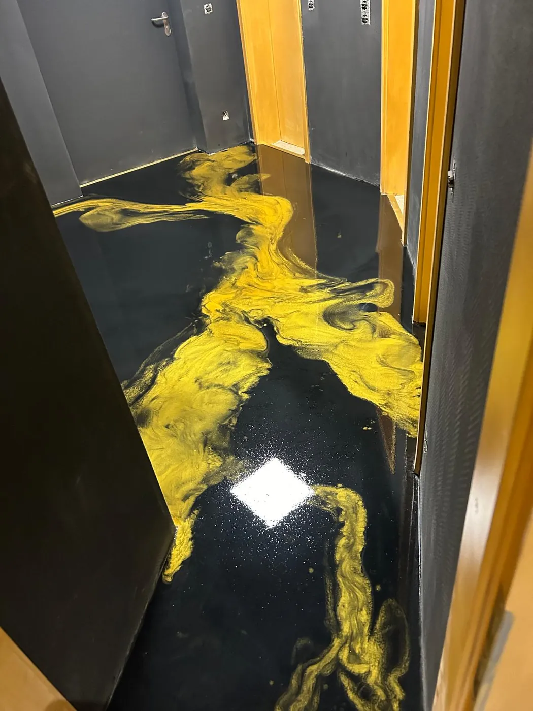 Metallic-Epoxidboden Schwarz-Gold – echtes Projekt
